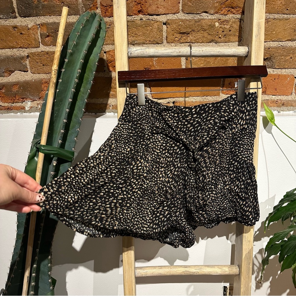 Black microfloral flowy shorts